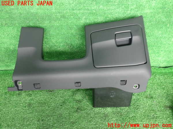 2UPJ-22307841]アウディ・A4 アバント(8WDEZ)小物入れ1 中古_m0001.jpg