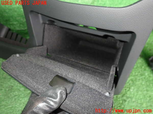2UPJ-22307841]アウディ・A4 アバント(8WDEZ)小物入れ1 中古_m0003.jpg