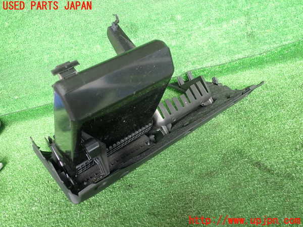 2UPJ-22307841]アウディ・A4 アバント(8WDEZ)小物入れ1 中古_m0004.jpg
