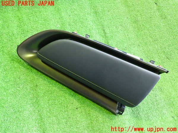 5UPJ-22317516]アクア(AQUA)(MXPK11)グローブボックス1 中古_m0001.jpg