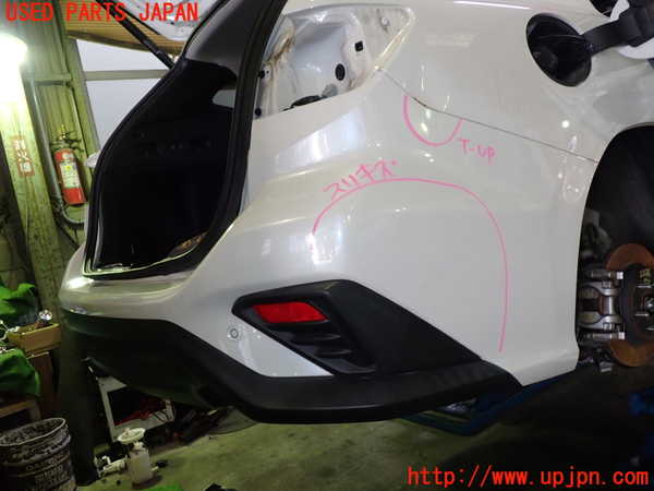 5UPJ-22361610]レヴォーグ(VN5)リアバンパー 中古_m0002.jpg