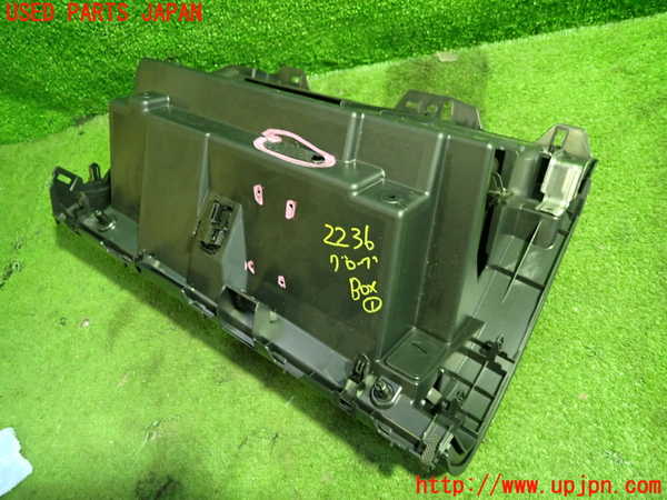 5UPJ-22367516]レヴォーグ(VN5)グローブボックス1 中古_m0002.jpg