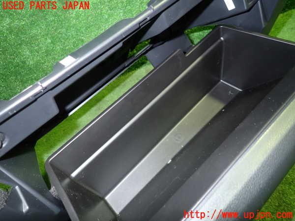 5UPJ-22367516]レヴォーグ(VN5)グローブボックス1 中古_m0004.jpg