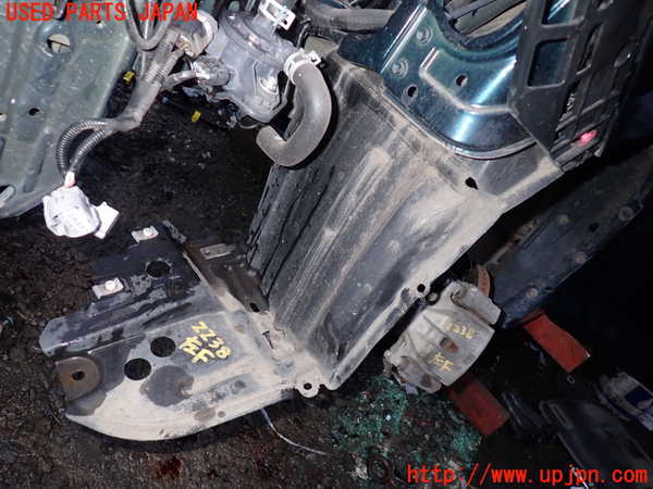 5UPJ-22381092]エスクァイアハイブリッド(ZWR80G)左前フェンダーライナー 中古_m0001.jpg