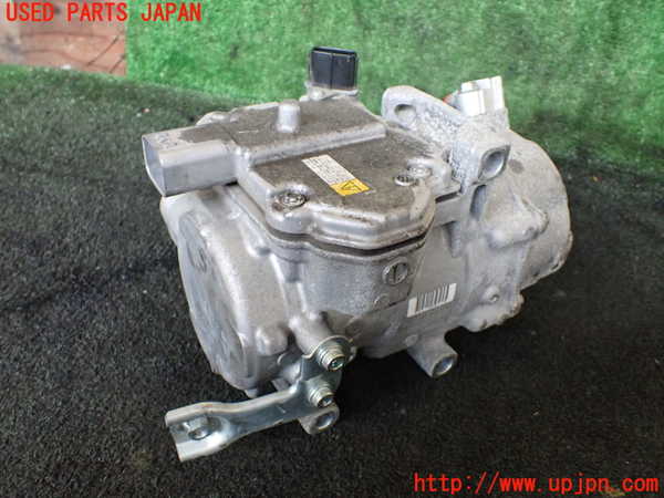 5UPJ-22386025]エスクァイアハイブリッド(ZWR80G)エアコンコンプレッサー 中古_m0001.jpg