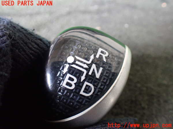 5UPJ-22387570]エスクァイアハイブリッド(ZWR80G)シフトノブ 中古_m0002.jpg