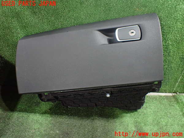 5UPJ-22397516]BMW M4 クーペ(3C30 F82)グローブボックス1 中古_m0001.jpg