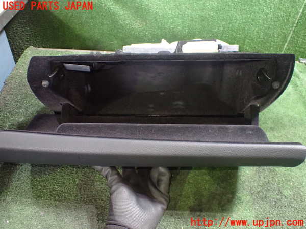 5UPJ-22397516]BMW M4 クーペ(3C30 F82)グローブボックス1 中古_m0002.jpg