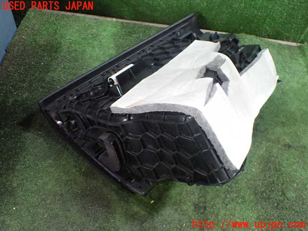 5UPJ-22397516]BMW M4 クーペ(3C30 F82)グローブボックス1 中古_m0003.jpg