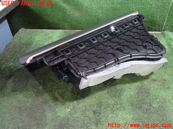 5UPJ-22397516]BMW M4 クーペ(3C30 F82)グローブボックス1 中古_m0004.jpg