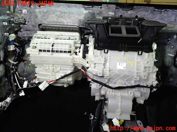 5UPJ-22416081]カローラ ハイブリッド(ZWE214)エバポレーター1 中古_m0001.jpg