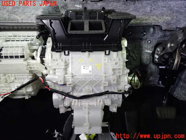 5UPJ-22416081]カローラ ハイブリッド(ZWE214)エバポレーター1 中古_m0002.jpg