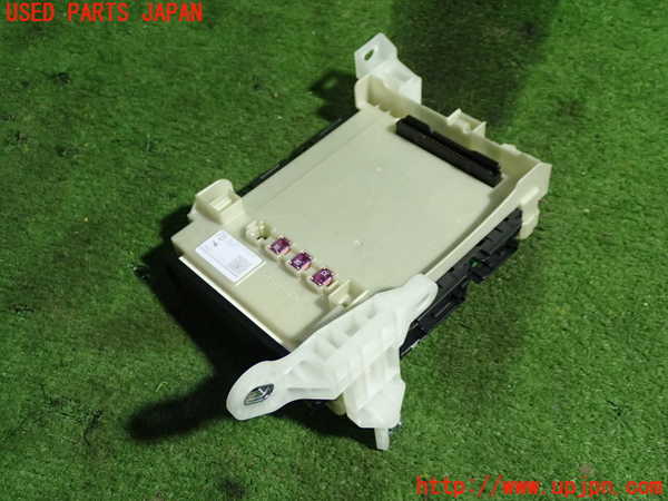 5UPJ-22416741]カローラ ハイブリッド(ZWE214)ヒューズボックス1 中古_m0001.jpg