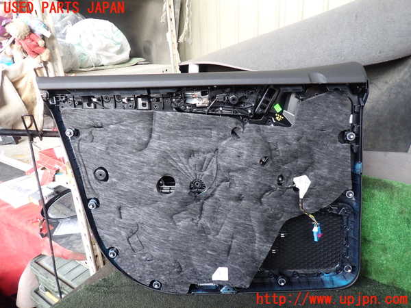 5UPJ-22441234]ポルシェ・カイエン(92ACEY)右前ドア内張り 中古_m0004.jpg