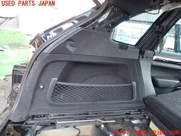 5UPJ-22447680]ポルシェ・カイエン(92ACEY)左リアピラートリム 中古_m0001.jpg