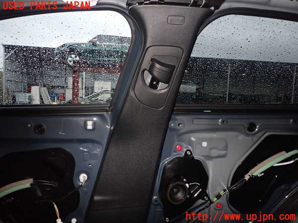 2UPJ-22507665]CX-30(DMFP)右センターピラートリム 中古_m0001.jpg