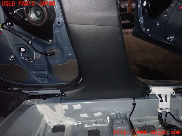 2UPJ-22507670]CX-30(DMFP)左センターピラートリム 中古_m0003.jpg