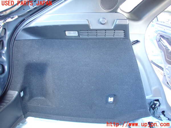 2UPJ-22507680]CX-30(DMFP)左リアピラートリム 中古_m0003.jpg