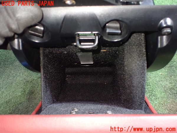 1UPJ-22567517]マセラティ・クアトロポルテ(MQP)グローブボックス2 (上側) 中古_m0002.jpg