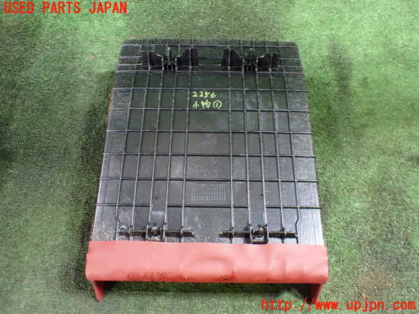 5UPJ-22567841]マセラティ・クアトロポルテ(MQP)小物入れ1 中古_m0003.jpg