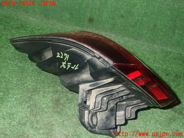 5UPJ-22711530]アウディ・Q3(F3DFGF)右テールランプ 中古_m0003.jpg