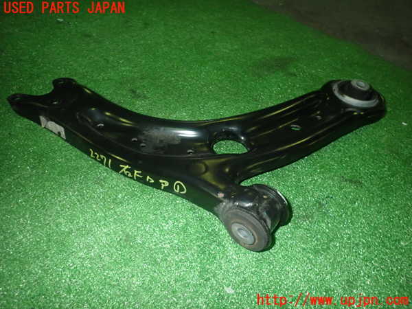 5UPJ-22715176]アウディ・Q3(F3DFGF)右フロントロアアーム1 中古_m0001.jpg
