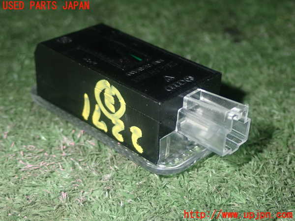 5UPJ-22716413]アウディ・Q3(F3DFGF)ルームランプ3（ラゲッジ） 中古_m0003.jpg