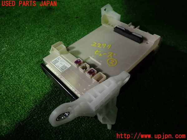 5UPJ-22776742]カローラ スポーツ ハイブリッド(ZWE219H)ヒューズボックス2 中古_m0001.jpg