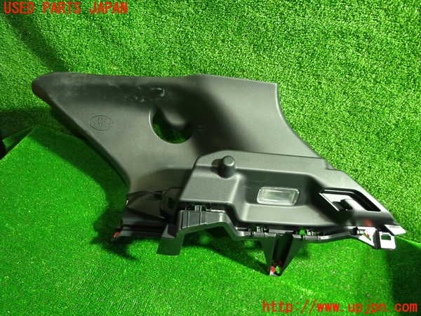 5UPJ-22777675]カローラ スポーツ ハイブリッド(ZWE219H)右リアピラートリム 中古_m0001.jpg