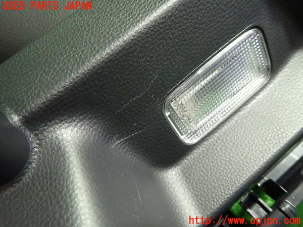 5UPJ-22777675]カローラ スポーツ ハイブリッド(ZWE219H)右リアピラートリム 中古_m0003.jpg