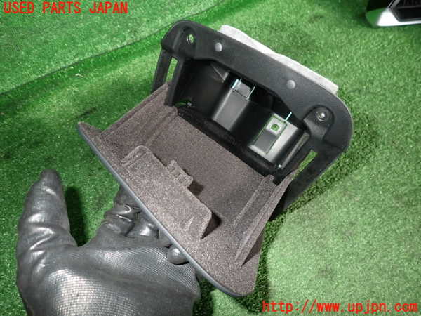 2UPJ-22787841]BMW 320i(5F20) (G20)小物入れ1 中古_m0003.jpg