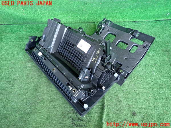 2UPJ-22827516]アウディ・A3 セダン(GYDLA)グローブボックス1 中古_m0002.jpg