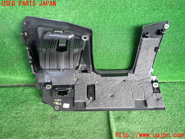 2UPJ-22827841]アウディ・A3 セダン(GYDLA)小物入れ1 中古_m0002.jpg