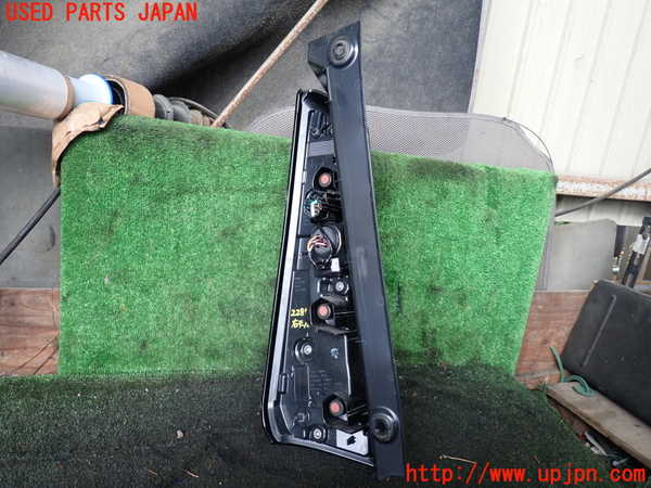 5UPJ-22851530]セレナ(C28)右テールランプ 中古_m0003.jpg