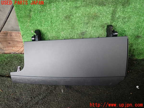 5UPJ-22857841]セレナ(C28)小物入れ1 中古_m0001.jpg
