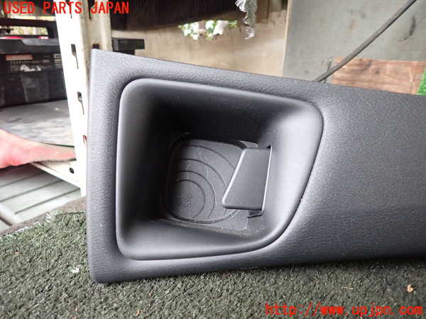 5UPJ-22857842]セレナ(C28)小物入れ2 中古_m0002.jpg