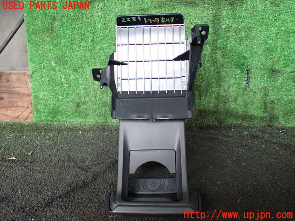 5UPJ-22857810]セレナ(C28)ドリンクホルダー 中古_m0002.jpg