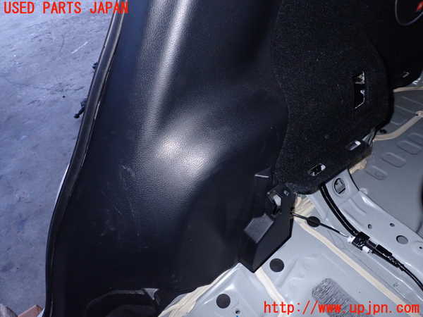 2UPJ-22897675]ハリアー(ZSU60W)右リアピラートリム 中古_m0002.jpg