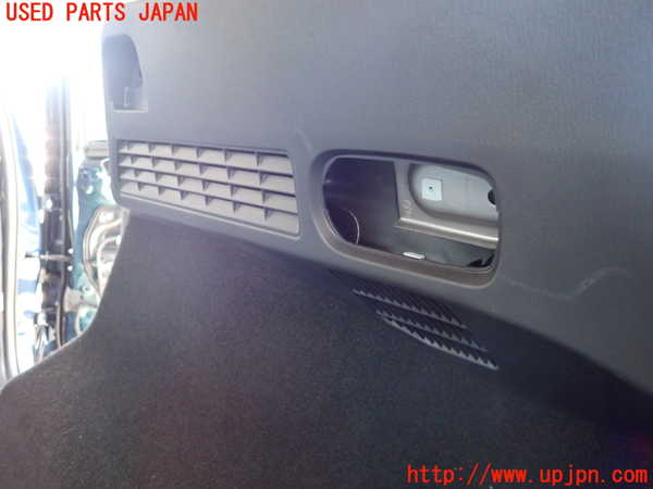 2UPJ-22907675]CX-5(KF2P)右リアピラートリム 中古_m0004.jpg