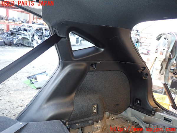 5UPJ-22937675]ハリアー(ZSU60W)右リアピラートリム 中古_m0001.jpg