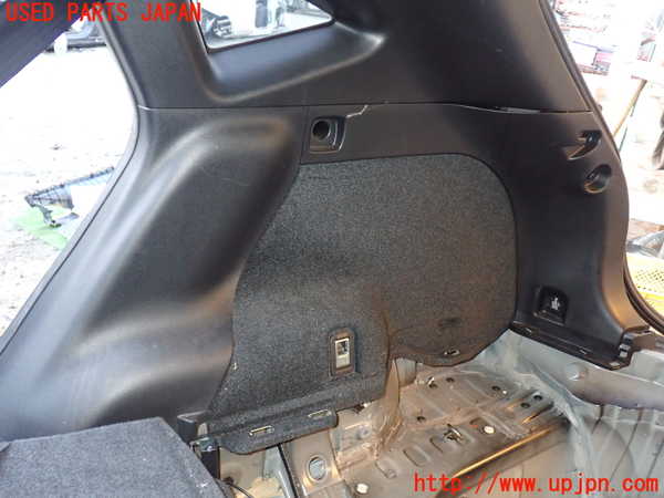 5UPJ-22937675]ハリアー(ZSU60W)右リアピラートリム 中古_m0004.jpg