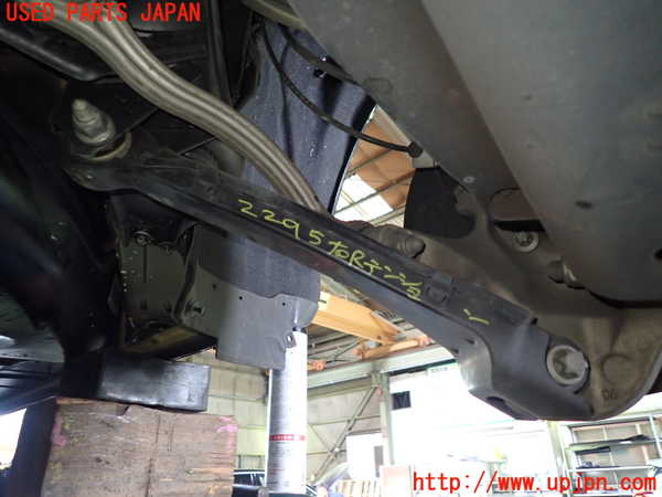 1UPJ-22955325]ベンツ C180 ステーションワゴン(205240C S205)右リアテンションロッド 中古_m0001.jpg