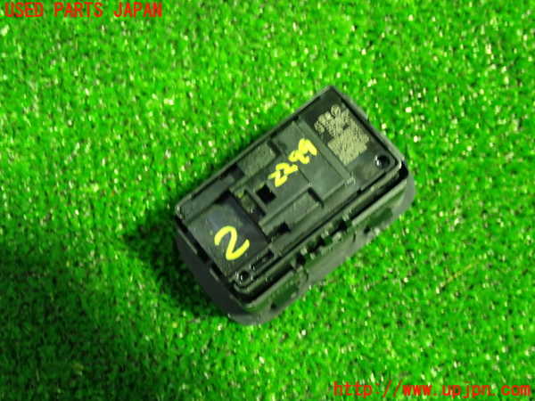 5UPJ-22996307]ベンツ CLA200 d(118312M C118)スイッチ2 (トランク) 中古_m0003.jpg