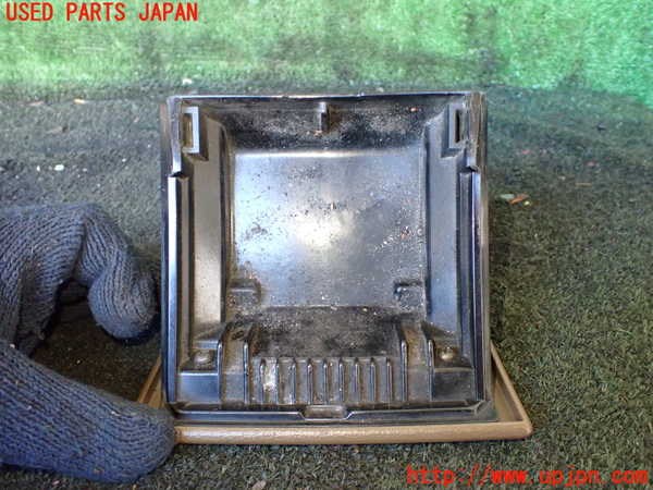 5UPJ-23057821]クラウン 4ドア ハードトップ(MS112)灰皿1 中古_m0003.jpg