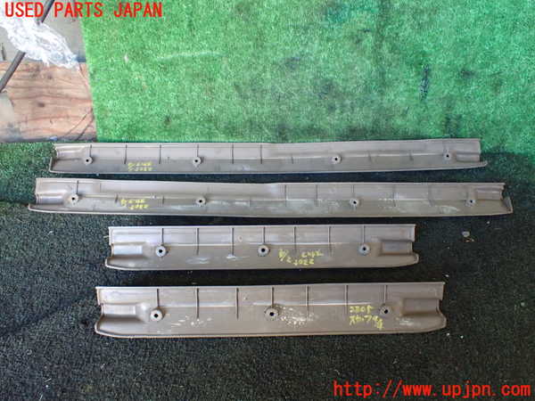 5UPJ-23057740]クラウン 4ドア ハードトップ(MS112)スカッフプレート 中古_m0002.jpg