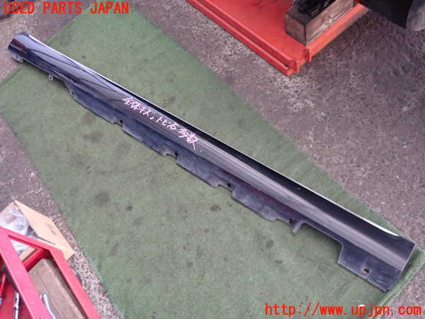 2UPJ-23091390]アウディ・A8 ハイブリッド(4HCHJA)右サイドステップ 中古_m0001.jpg