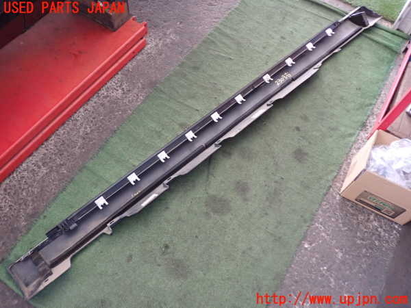 2UPJ-23091390]アウディ・A8 ハイブリッド(4HCHJA)右サイドステップ 中古_m0004.jpg