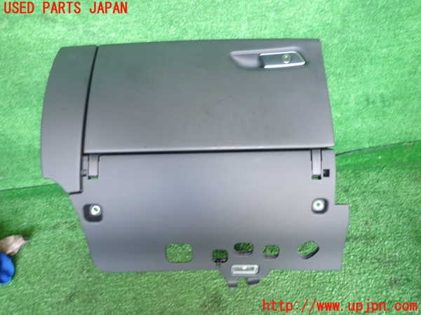 2UPJ-23097516]アウディ・A8 ハイブリッド(4HCHJA)グローブボックス1 中古_m0001.jpg