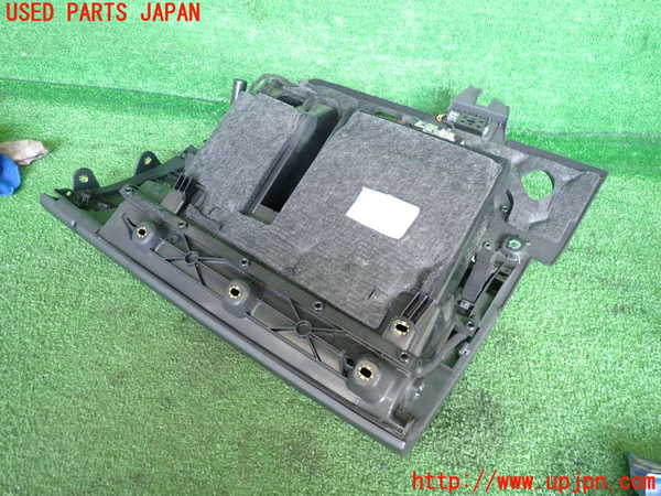 2UPJ-23097516]アウディ・A8 ハイブリッド(4HCHJA)グローブボックス1 中古_m0002.jpg