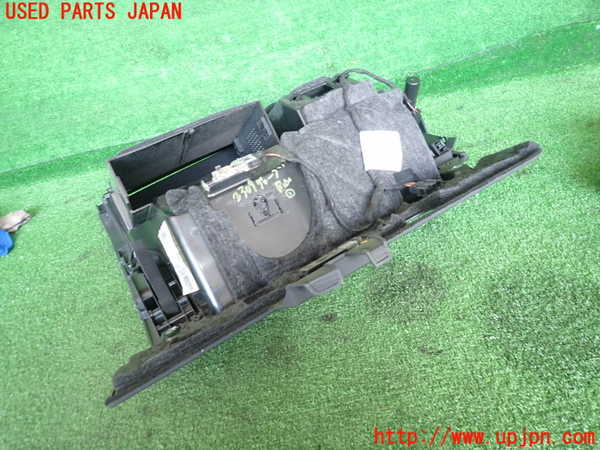 2UPJ-23097516]アウディ・A8 ハイブリッド(4HCHJA)グローブボックス1 中古_m0004.jpg